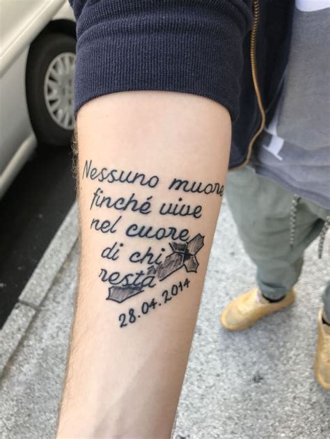 tatuaggio uomo scritta